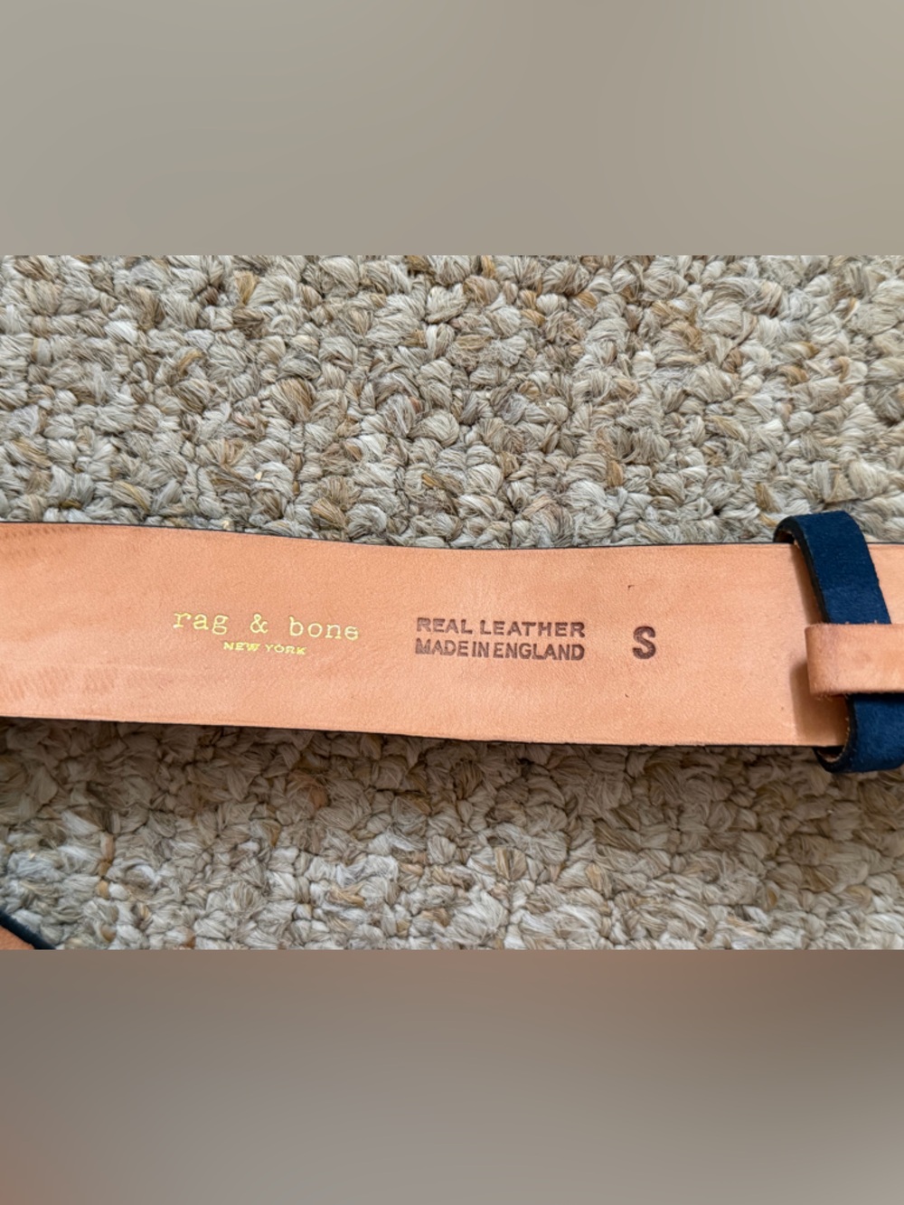 Rag & Bone Rebound belt in navy blue suede with gold buckle - Picture 5 of 6